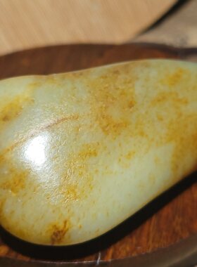 YQ032601新疆的猫321.4克洒褐油皮清爽舒适老熟和田玉高青白玉籽