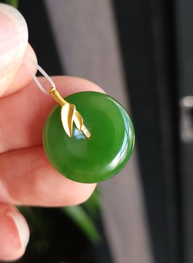 新疆的猫Z112101 4.5克，冒油水润亮泽美美果绿色金镶碧玉平安扣