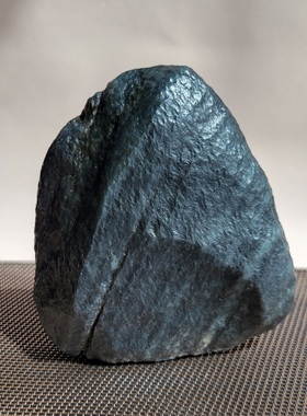 新疆的猫C092201 599.2克，玉质油润墨色纯黑风蚀凌厉的山子摆件