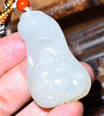 新疆的猫JJ102312  27.6克，保留籽原皮撒金皮白玉籽料佛挂件