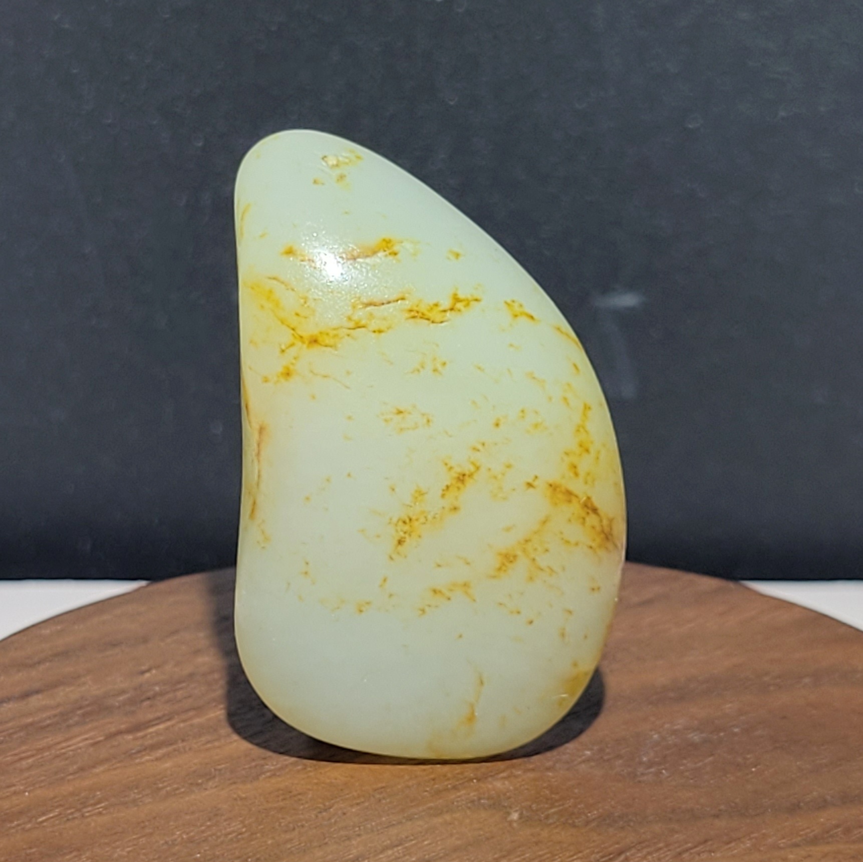 新疆的猫C111704 29.9克，质底莹润，红褐皮鲜艳的白玉玩籽