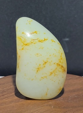 新疆的猫C111704 29.9克，质底莹润，红褐皮鲜艳的白玉玩籽