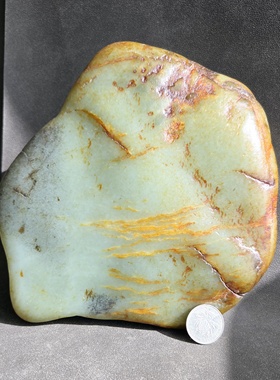 新疆的猫W111006 4.21公斤，玄朱共舞的泛绿青白墩子料