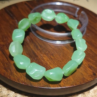 YQ122107  27.8克，靓丽油润的乌兰海碧玉随型手链   新疆的猫