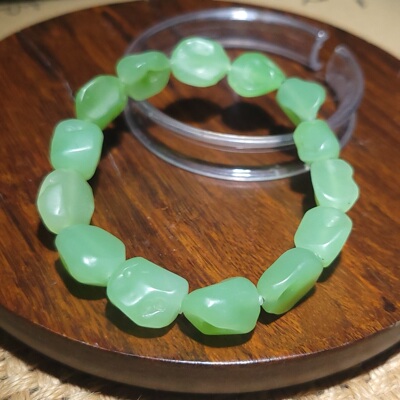 YQ122107  27.8克，靓丽油润的乌兰海碧玉随型手链   新疆的猫