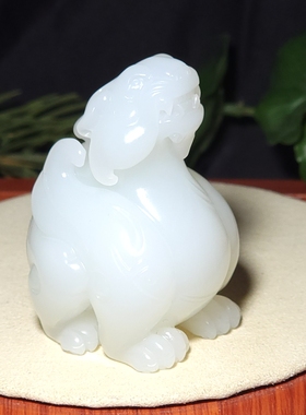 L010906 新疆的猫116.6克白度浓郁的三高羊脂玉望天吼把件和田玉