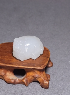 新疆的猫L120103 9.2克，肉质细腻油亮的老坑白玉貔貅雕件