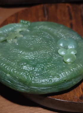 新疆的猫YQ101501 186.2克，细润色浓若羌翠青色青玉山流水摆件