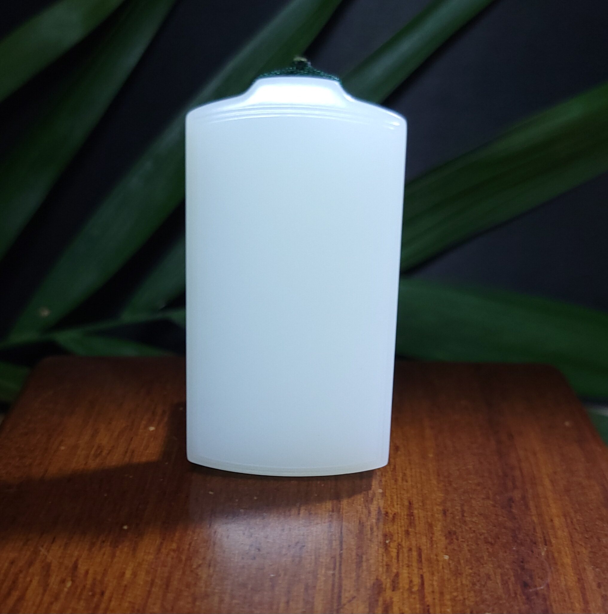 Z042101 新疆的猫47.2克顶细无结构极油糯且末羊脂白玉平安无事牌