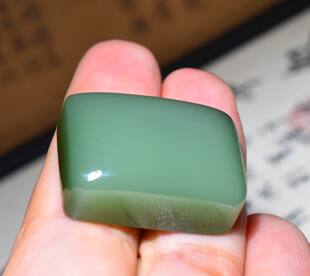 新疆的猫JJ112504  15.4克，冰底起荧光老坑粉青碧玉平安牌