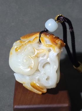 C031401新疆的猫105克红沁皮白玉籽苏工立体巧雕富甲天下手把件