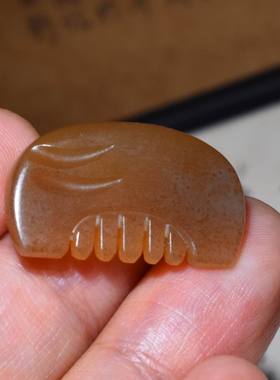 新疆的猫JJ123014 3.8克鲜艳的油膏料且末糖白玉小梳子雕件