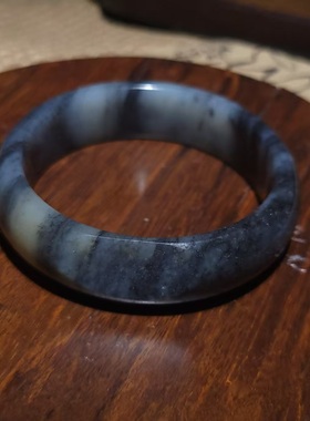 新疆的猫YQ112908 59.5克，内径55mm墨点浓郁肉质细腻青花籽手镯