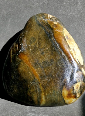 新疆的猫W112606 3.58公斤，厚砖型满满浓皮漏白肉天然摆件籽