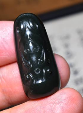 新疆的猫JJ102303  8.4克，特润黑度好的塔县黑青磨光兽面雕件