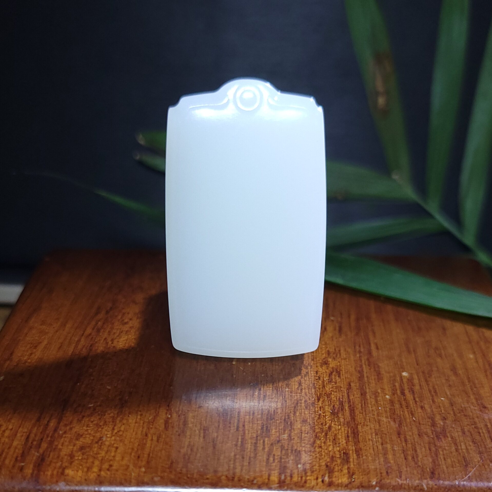 Z041706 新疆的猫38.2克顶细极油糯且末金山羊脂白玉平安无事牌