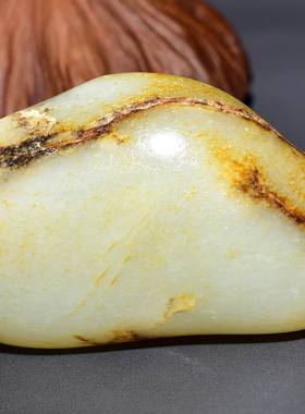 新疆的猫/261.5克，油润细腻的挂黄皮白玉籽料JXXZ18