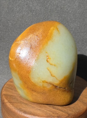 G032802 新疆的猫·158.2克自然妙笔皮肉自成画面的黄白和田玉。