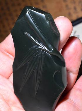 新疆的猫JJ120307  55.2克，油润的新疆青玉山料竹节雕件