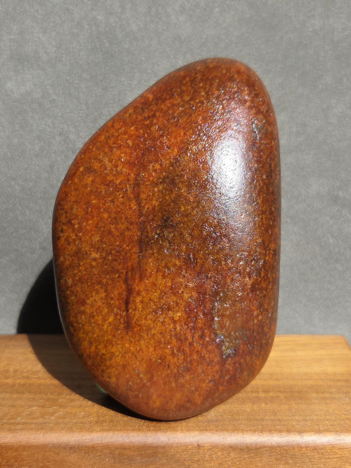 G03051新疆的猫237.0克天然上品玛丽艳浓郁红红沁玩籽和田玉