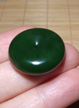 新疆的猫zg102206 11.9克，颜色浓艳菠菜绿俄七号矿碧玉平安扣