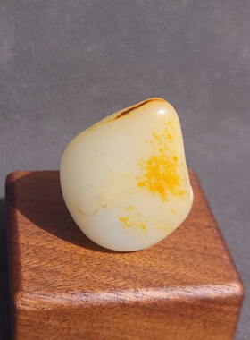 C030905新疆的猫27克明亮润白熟糯高脂粉的艳丽洒金皮白玉籽