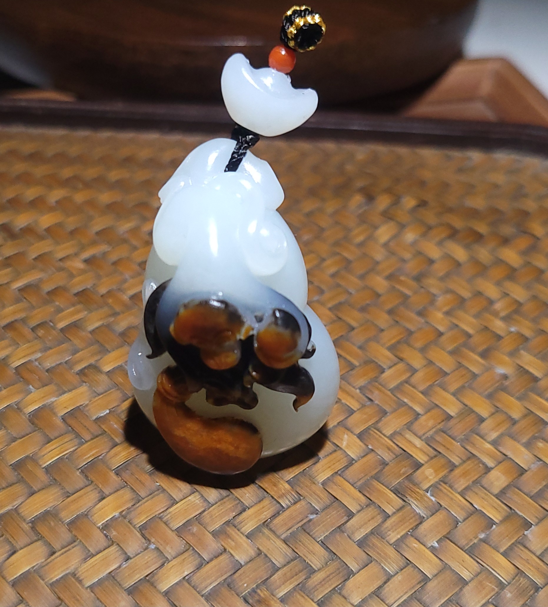 YQ111205 35.8克，老俄籽黑油皮超油糯羊脂白玉特色生肖猴挂件