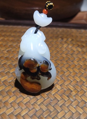 YQ111205 35.8克，老俄籽黑油皮超油糯羊脂白玉特色生肖猴挂件