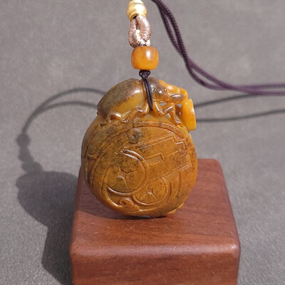 C032803 新疆的猫！44.2克，老结老气黄沁独籽苏工富甲天下挂件