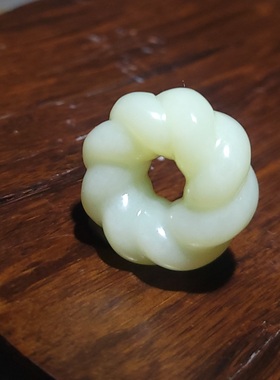 YQ011101  10.2克，和田玉且末米达料青白玉玉环   新疆的猫