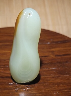 YQ013002新疆的猫23.8克油性极高且末糖黄口玉风生水起挂件和田玉