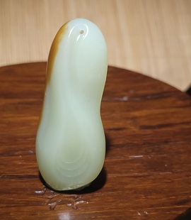 YQ013002新疆的猫23.8克油性极高且末糖黄口玉风生水起挂件和田玉