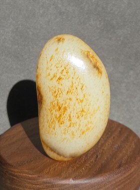 G011503新疆的猫51.0克通体薄腻艳红特细黄白好型玩籽和田玉