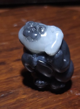 新疆的猫YQ102303 38.0克黑白分明超细腻的青花墨玉籽料熊猫摆件