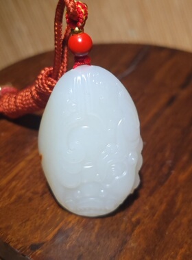 YQ032108新疆的猫30.4克天然美皮和田玉脂白玉籽料苏工兽面挂坠