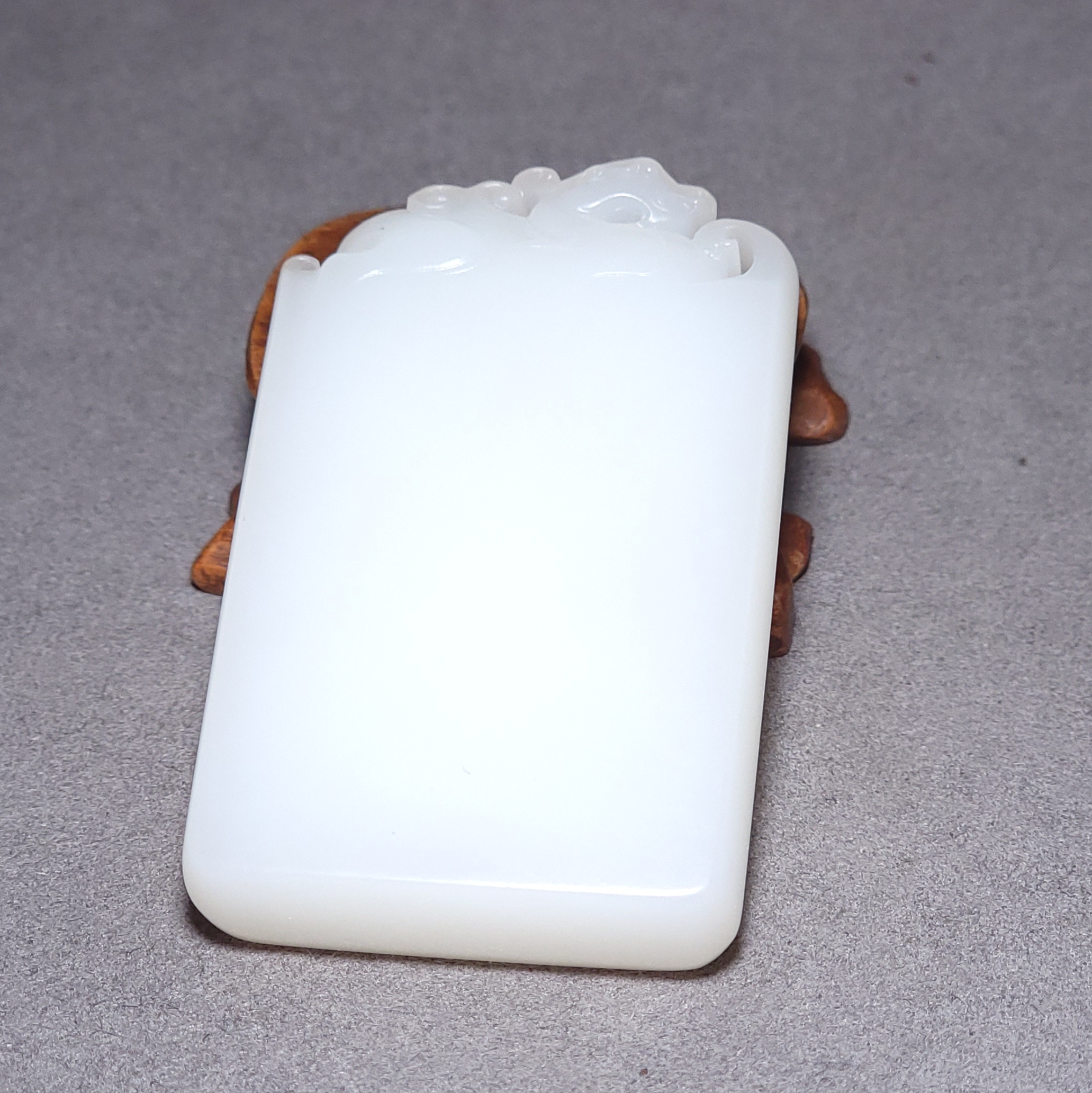 新疆的猫L112605 66.0克顶细顶润黑皮俄料三高羊脂白玉府上有龙