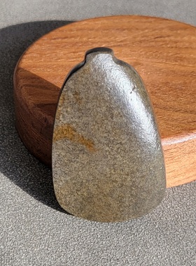 新疆的猫C122004 37.4克，皮壳老气老结的满油库皮牌子挂件