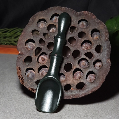 L012401 新疆的猫23.7克，肉质细腻质地纯净的黑青玉茶铲和田玉