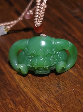 新疆的猫YQ111507 12.6克冰糯细腻无黑点翠艳粉绿俄碧玉兽头挂坠