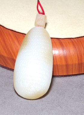 L010904 新疆的猫16.2克，油膏料且末羊脂白玉带糖平安牌和田玉