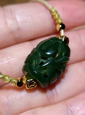 zg031202 新疆的猫7.5克含绳，颜色鲜艳菠菜绿俄料碧玉转运珠