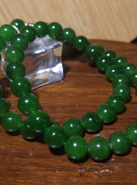 YQ032309新疆的猫直径10mm64.1克色调靓珠圆和田玉菠菜绿碧玉项链