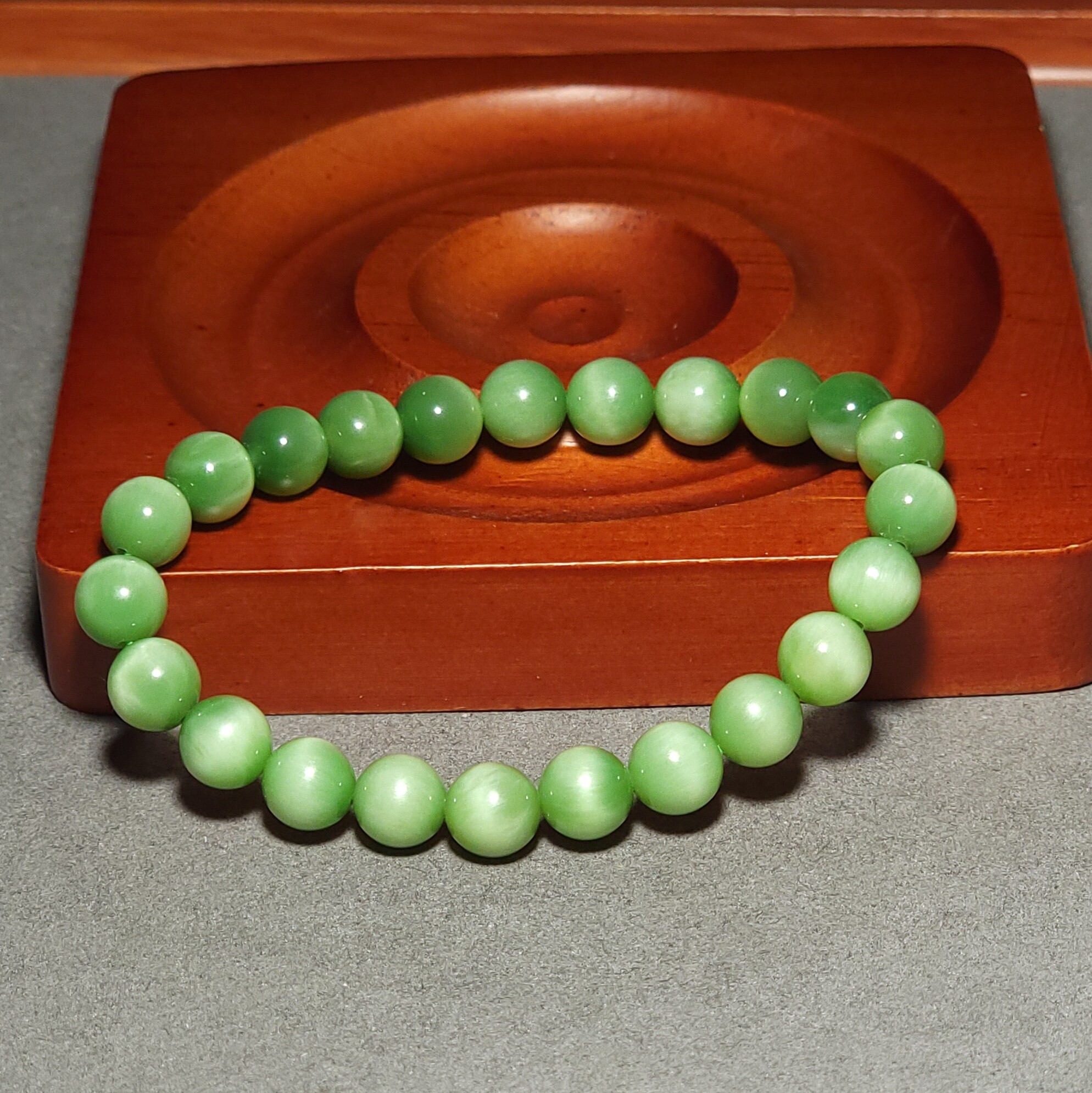 新疆的猫L122403 17.0克直径8mm宝光湛然黑羊洞猫眼碧玉圆珠手链