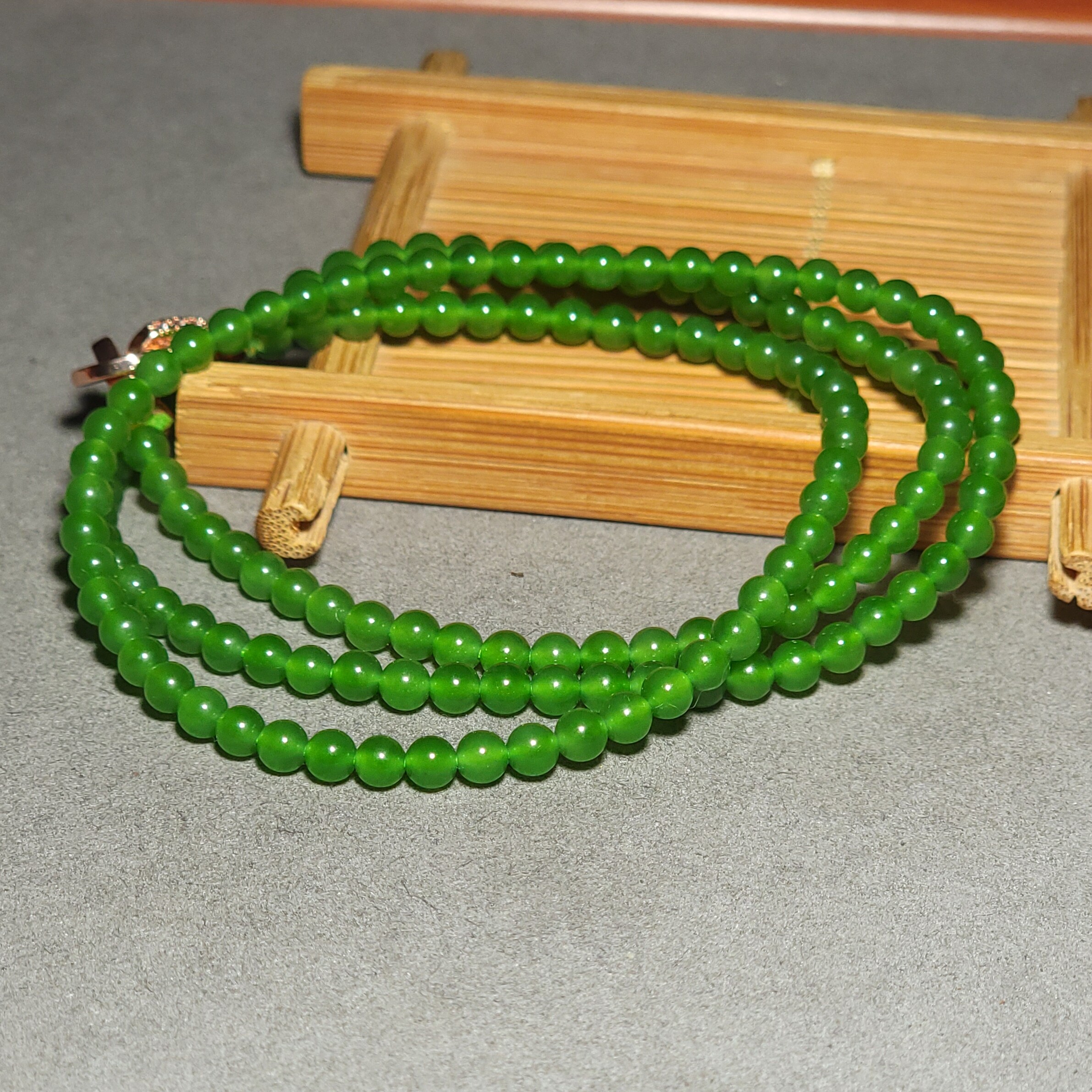 L121805 15.7克直径4mm色泽质感冰润的老坑俄料阳绿碧玉圆珠项链