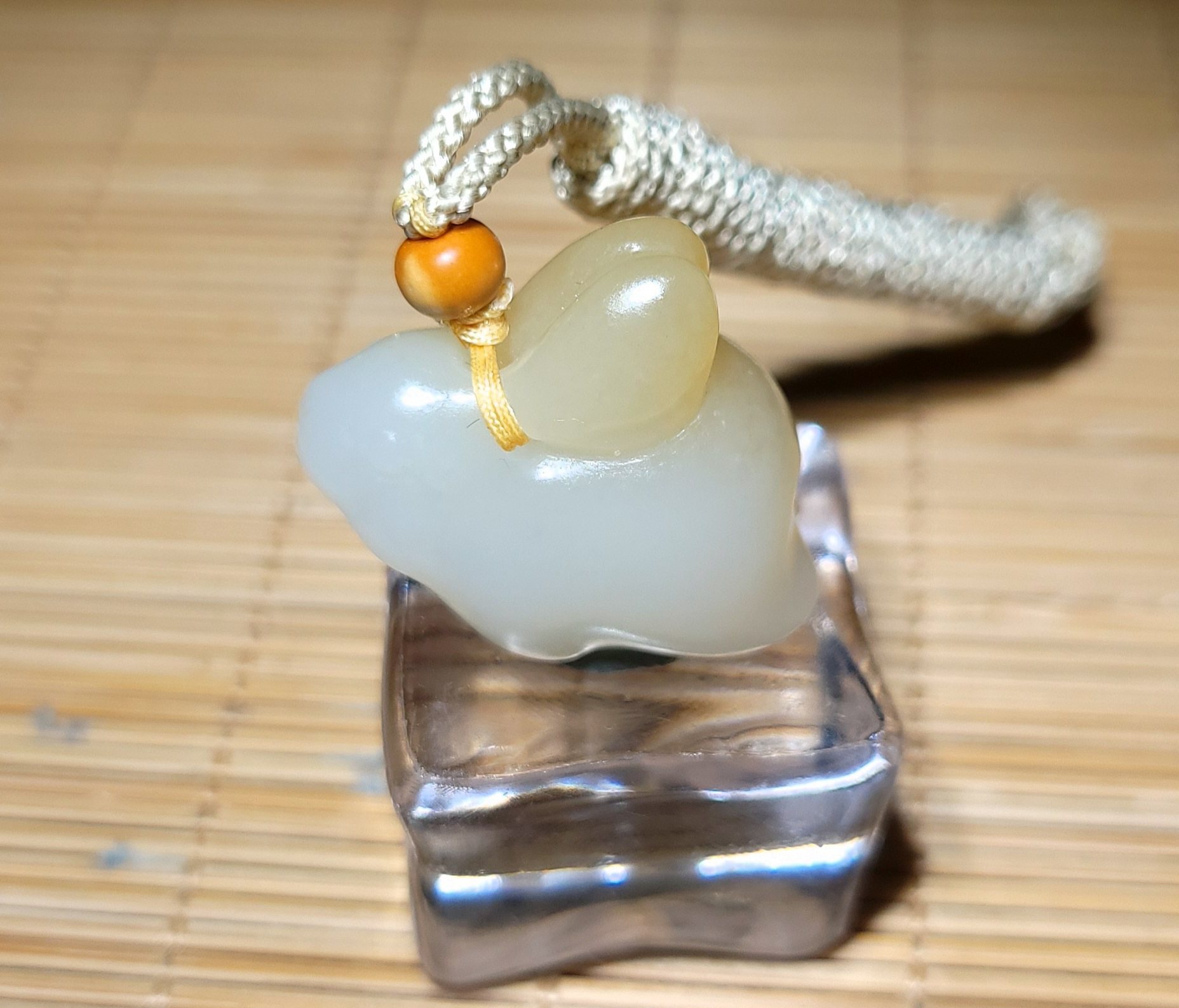 新疆的猫zg121105 9.7克含绳，油润细腻的俏色新疆且末糖白玉兔子