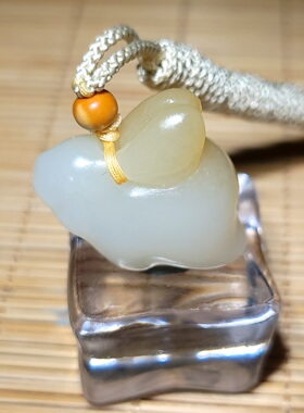 新疆的猫zg121105 9.7克含绳，油润细腻的俏色新疆且末糖白玉兔子