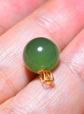 JJ0031214新疆的猫1.5克珠径10mm油润老俄料阳绿色碧玉骨挂坠
