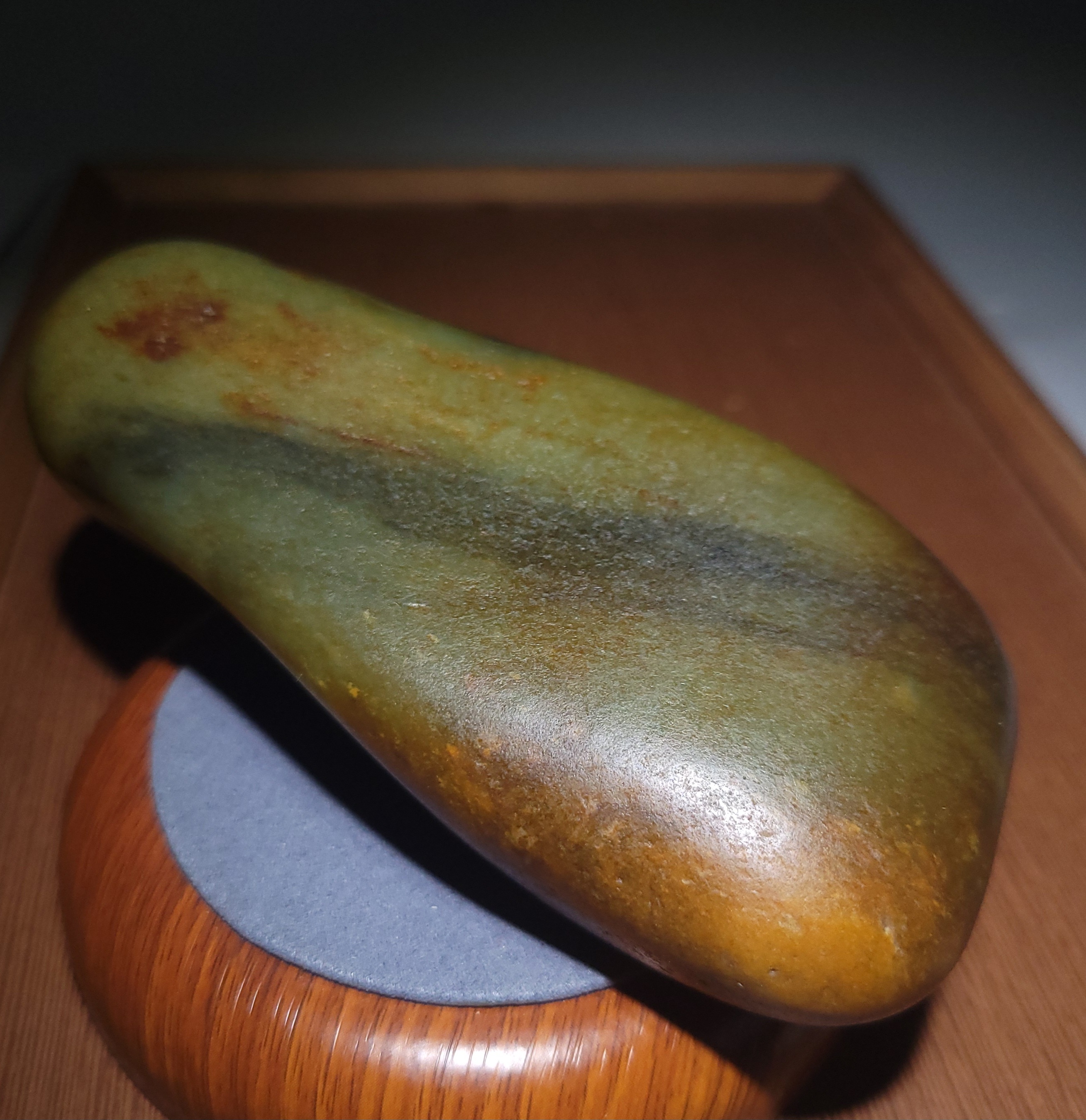 新疆的猫YQ062404 469克，一把抓肉质细腻的铁锈红皮青花把件籽