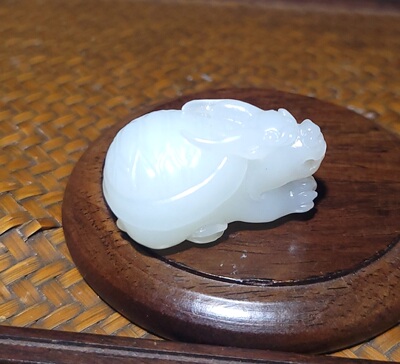 YQ021004 新疆的猫19.0克顶细顶白脂份超好俄料羊脂玉苏工龙龟