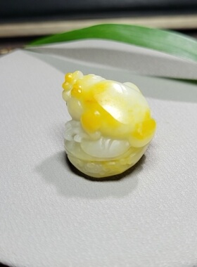 Z032103新疆的猫17.0克细润天然黄油皮脂白玉籽料招财金蟾